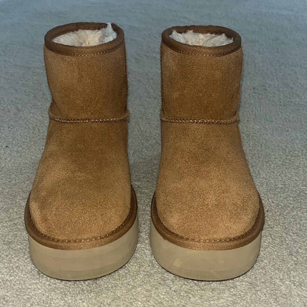 Mini platform Uggs size 3